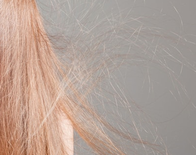 Elektryzowanie i puszenie się włosów – jak temu zaradzić?