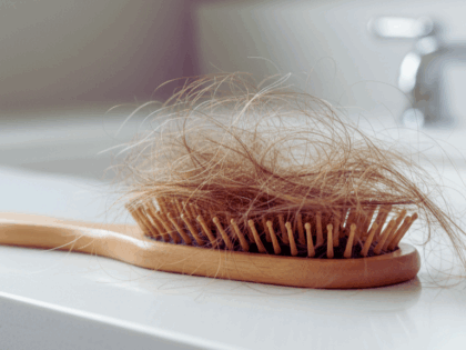Dlaczego codziennie wypada Ci aż tyle włosów? Oto możliwe przyczyny i jak je powstrzymać