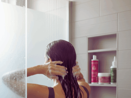Jak prawidłowo myć włosy i skórę głowy – krok po kroku