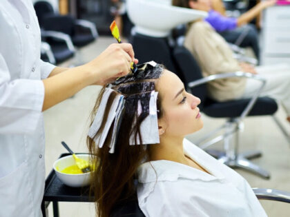 Pielęgnacja skóry głowy i włosów po zabiegach – farbowanie i rozjaśnianie bez szkód